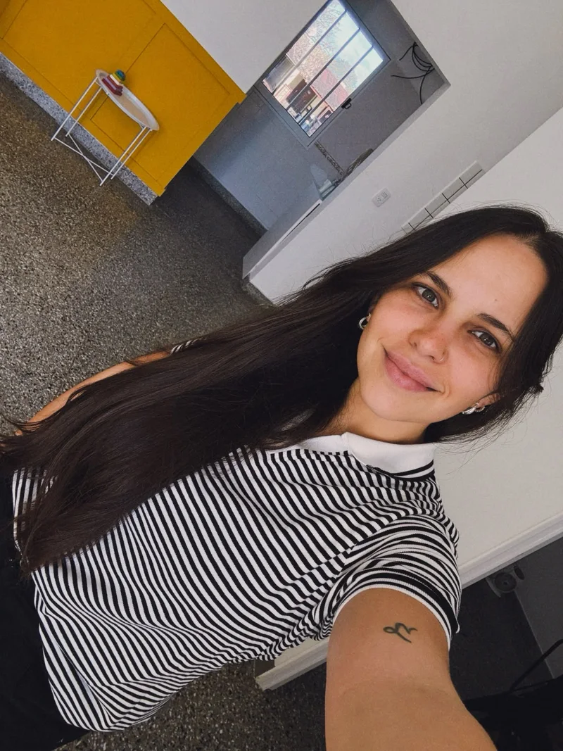 Candela sonriendo en una selfie